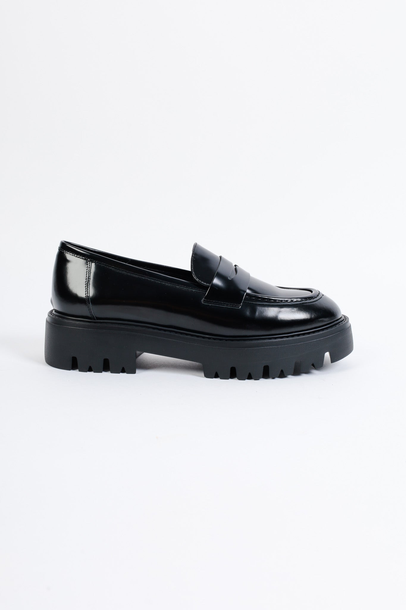 LISSY BLACK Extra Light Round Toe Loafer – KMB shoes