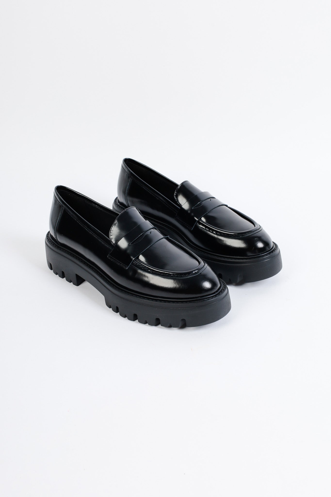 LISSY BLACK Extra Light Round Toe Loafer – KMB shoes