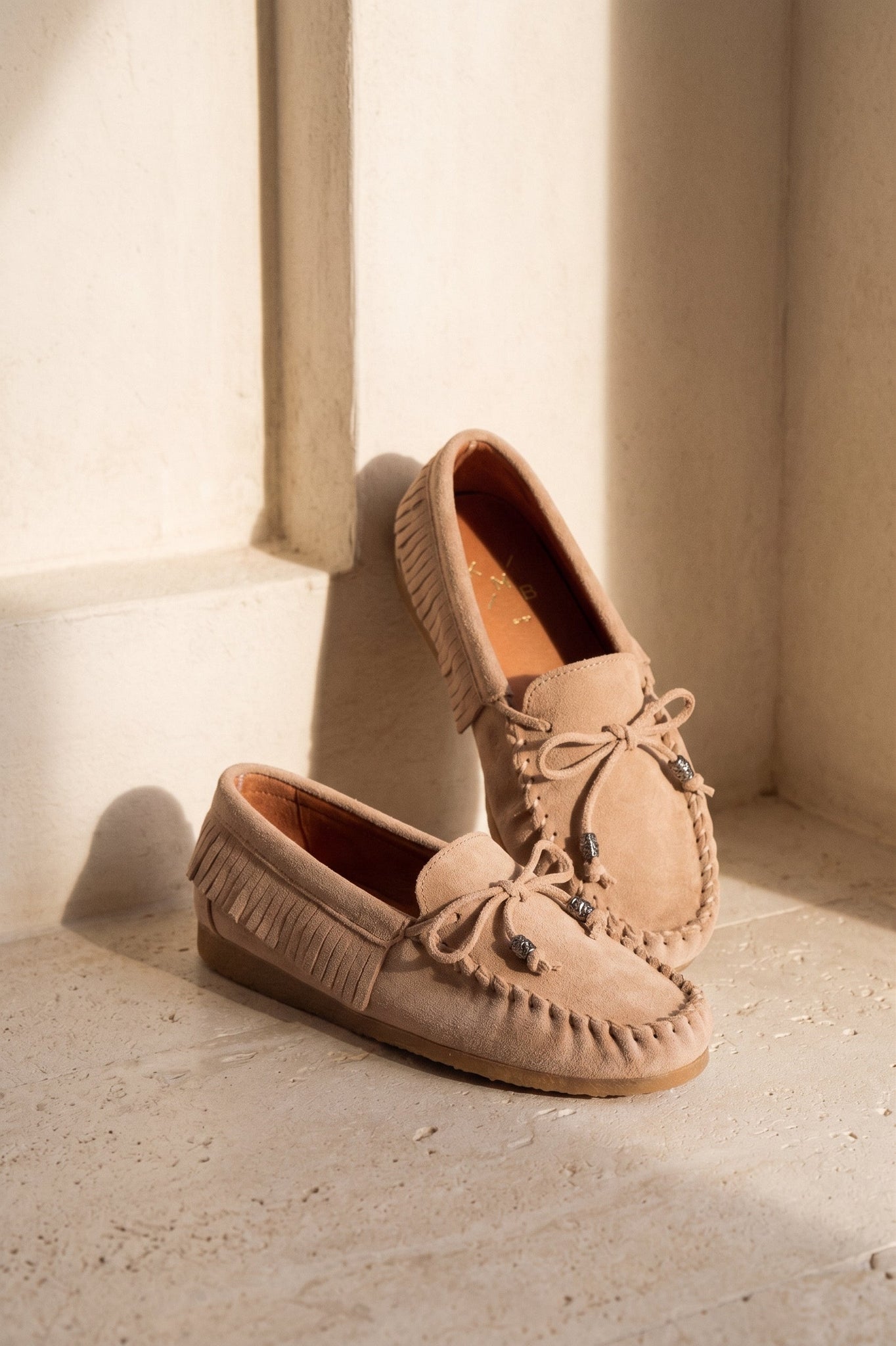BINITA BEIGE – Kiowa-Style Suede Moccasins with Fringe Detail