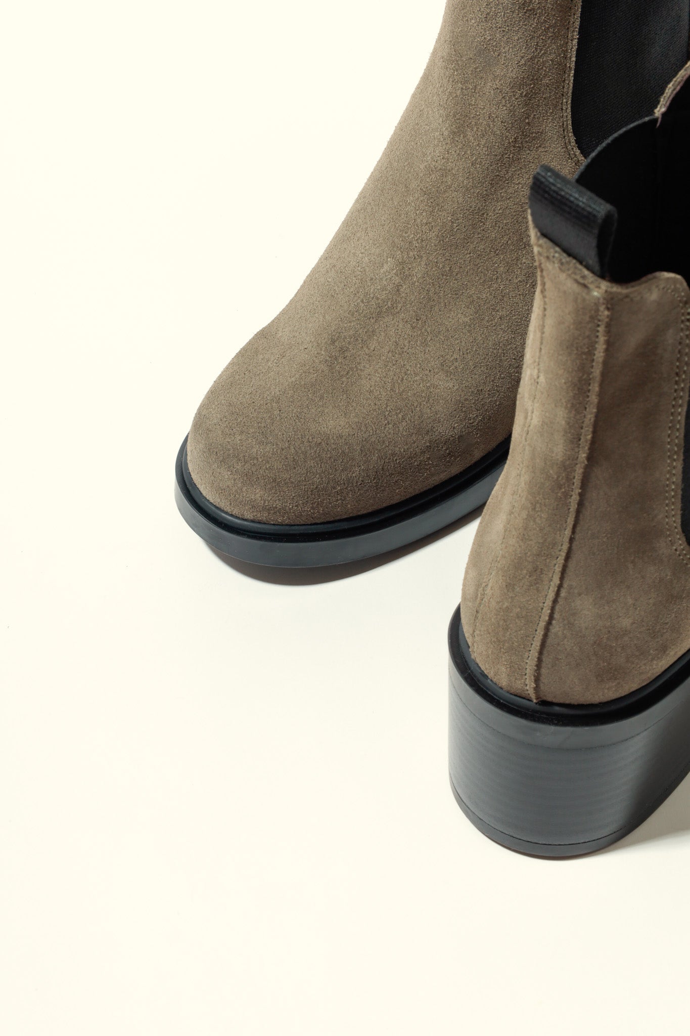 INMA NUTRIA TAUPE – Ankle Boots with Elastic Inserts and Block Heel KMB shoes